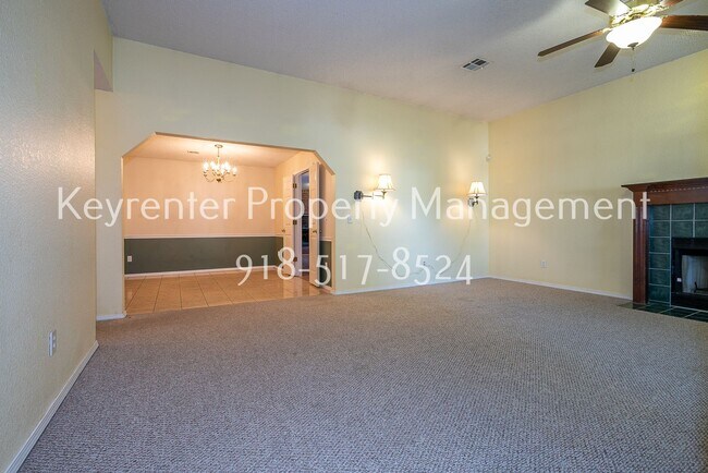 Building Photo - Charming 3 bedroom home with cozy fireplace and 2 car garage!! Price drop!