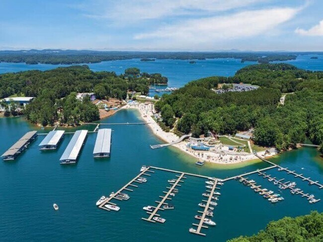 Building Photo - 1996 Briarwood Dr