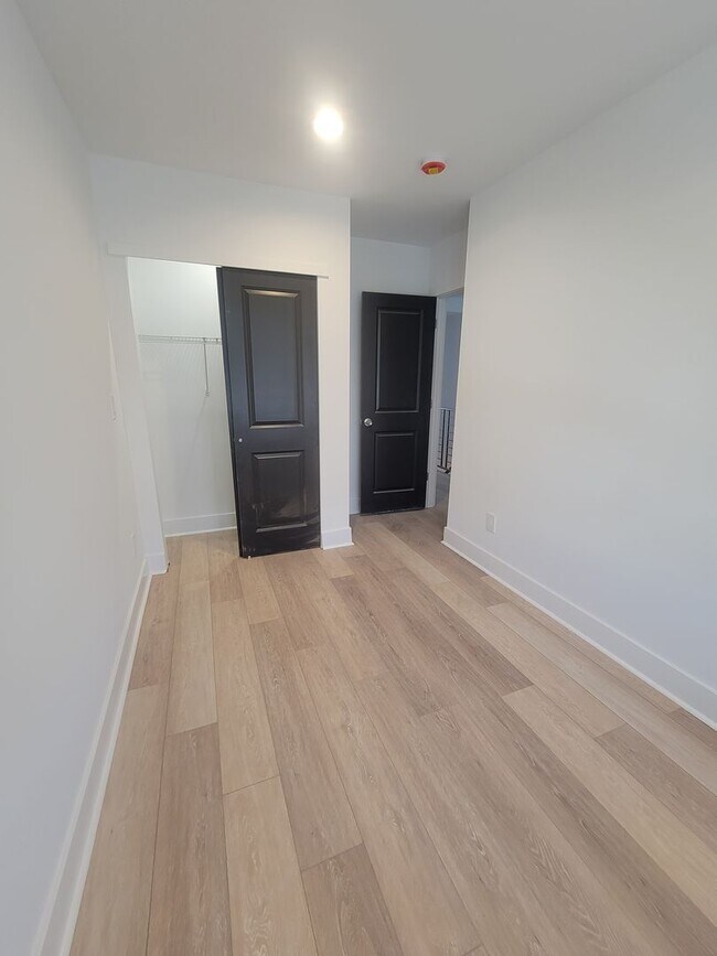Building Photo - Fully beautiful rehab 4 bed 2.5 bath secti...