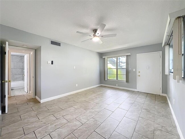Building Photo - 825 N Primrose Dr