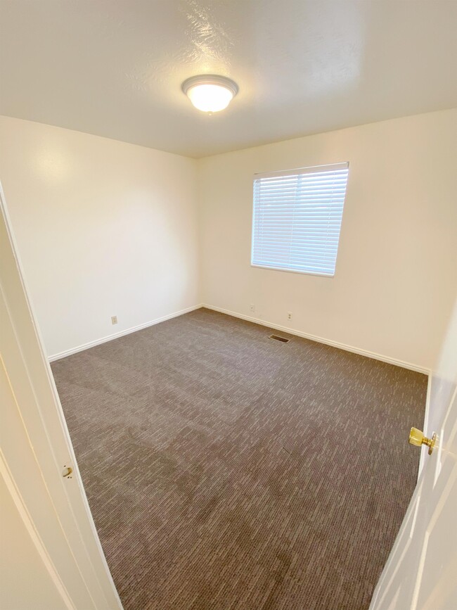 Building Photo - 707 600 W