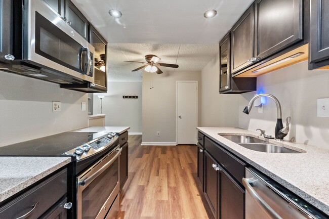 Building Photo - Spacious 2BR Condo in the Heart of Alexandria | Prime Location & Great Amenities