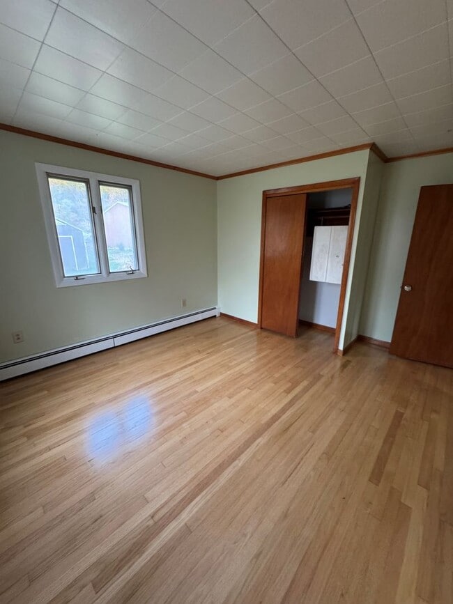 Building Photo - Upgraded 3 Bedroom Home with Garage and Ba...