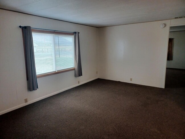 Building Photo - 8216 Homedale Rd