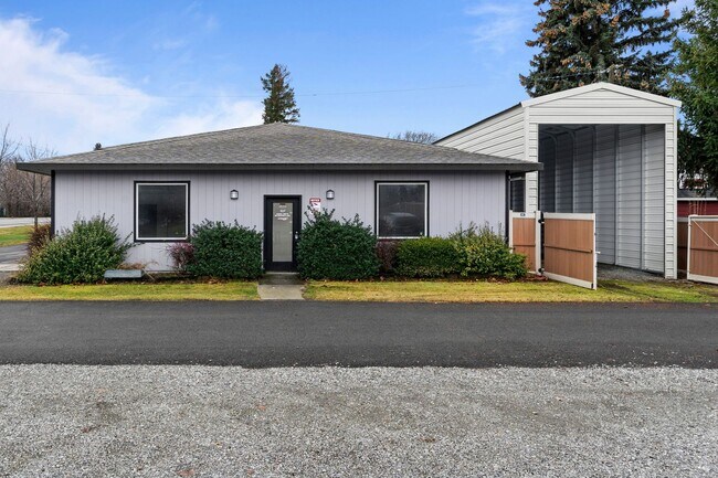 Building Photo - Stunning Home and Three Bay Shop Along Spo...