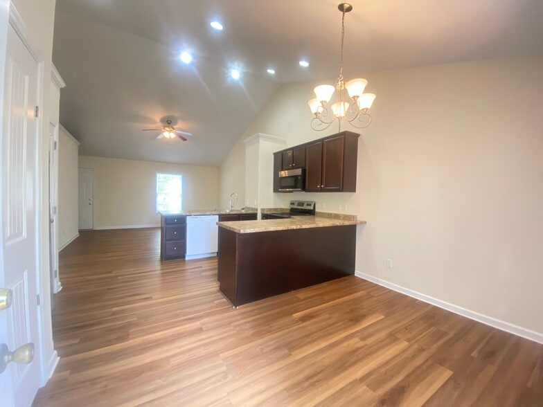 Building Photo - 200 E 14th St