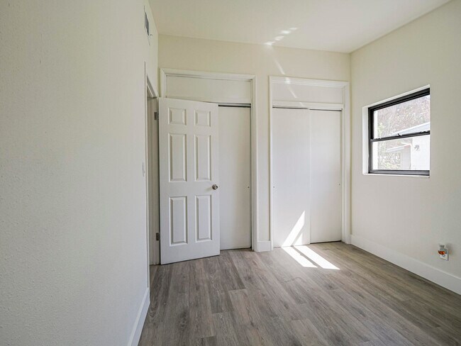 Building Photo - 734 5th Pl SW