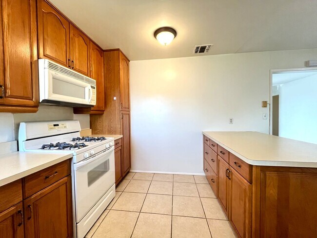 Building Photo - 3 bed, 2 bath in Ontario, CA!