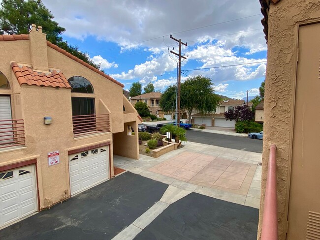 Building Photo - Charming 3-bedroom 2.5-bathroom Agoura Hil...