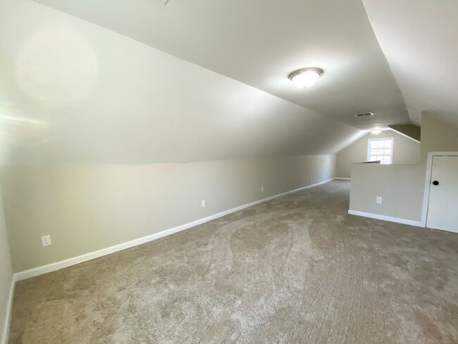 Building Photo - Recently renovated, 2 Bed, 1 Bath with Bon...