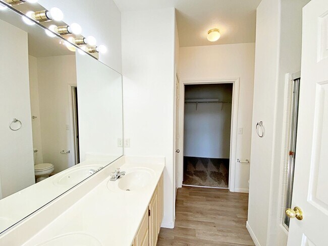 Building Photo - 1 BEDROOM CONDO IN HENDERSON GATED COMMUNITY