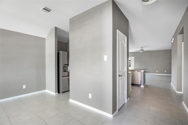 Building Photo - 18115 Van Berkel Ln