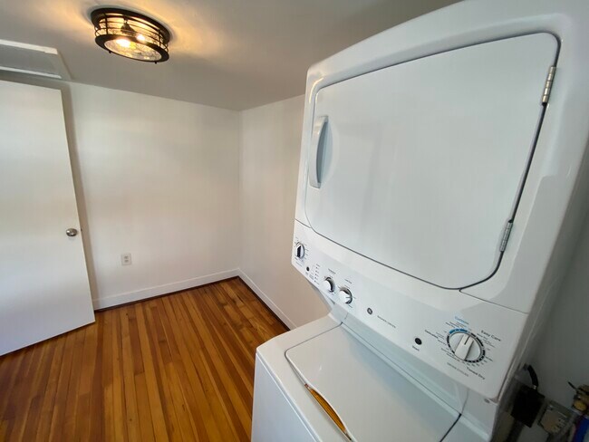 Building Photo - 54 Bridge St