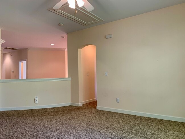 Building Photo - AMAZING Luxurious Residence, Near Educational Facilities, With Upscale Amenities!