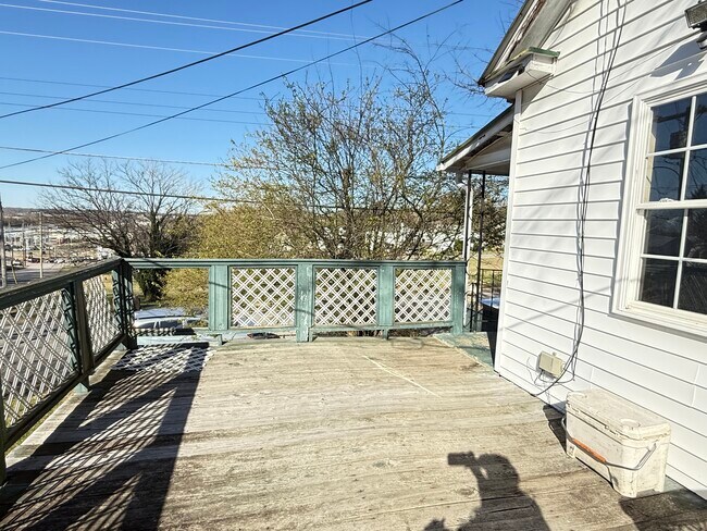Side Deck - 400 Farrar St