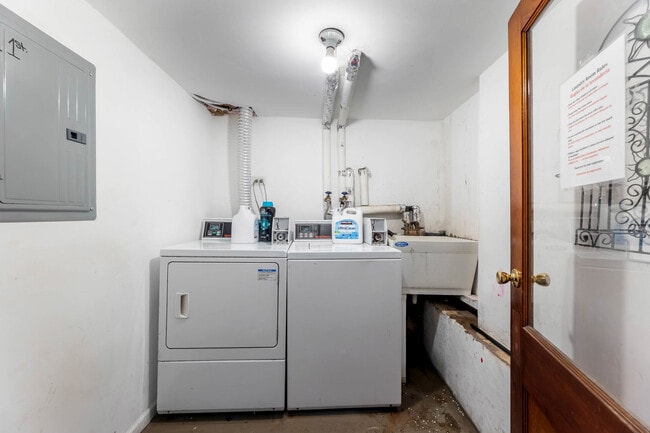 Building Photo - 3404 N Kilbourn Ave