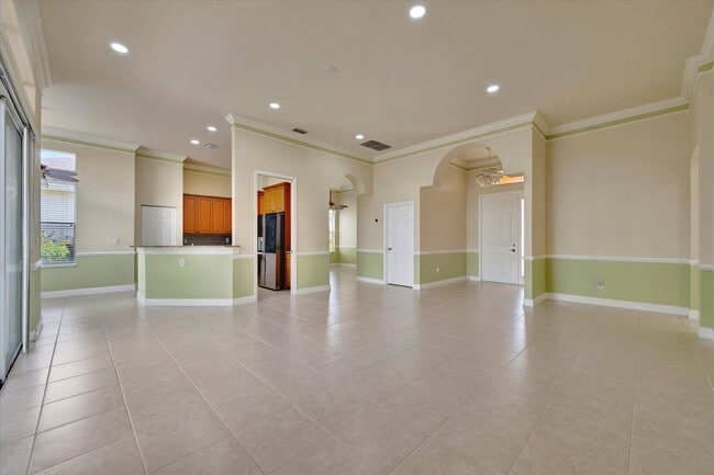 Building Photo - Convenient Central Location - 4 Bedroom + Den , 2 Bathroom Home