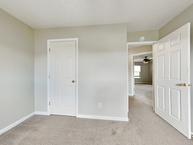 Building Photo - 10121 Pendula Dr