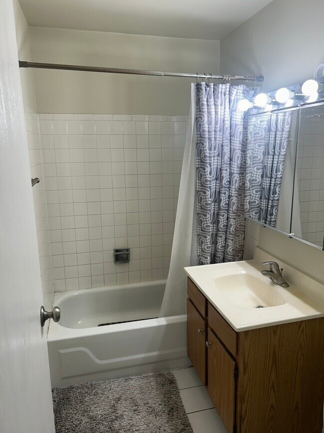 Building Photo - 330 Shorewood Dr