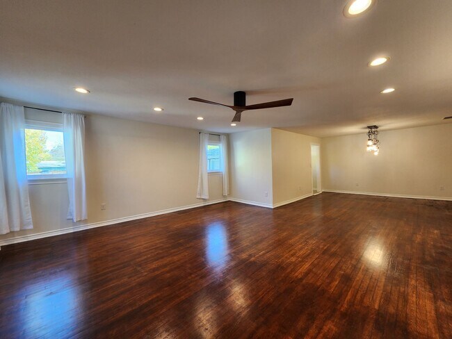 Building Photo - Craftsman Style House  Close to Downtown New Braunfels / Fridge Included/ No Carpet / Large Backy...