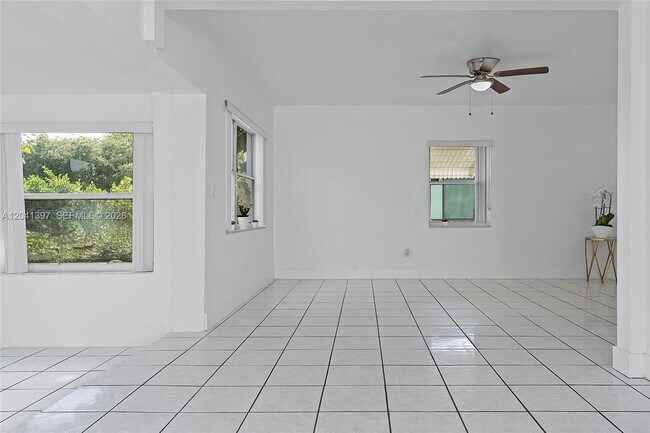 Building Photo - 2024 NE 174th St