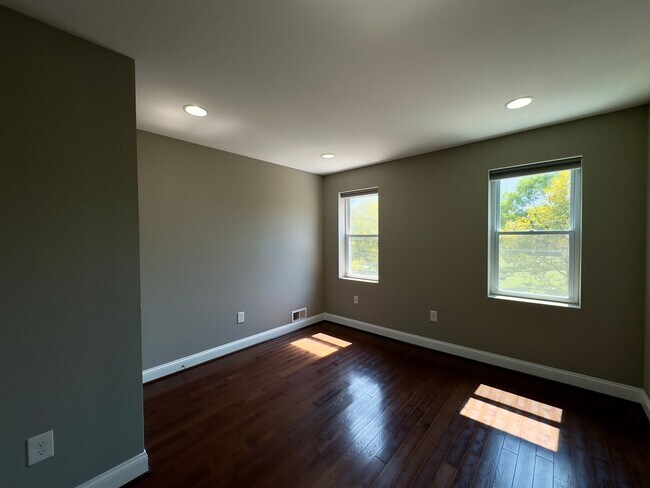 Building Photo - 615 W 33rd St