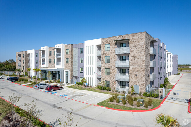 Building Photo - The Huntington at Lago Mar