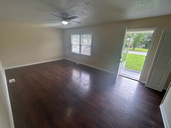 Building Photo - Beautiful 3 BED- 2BA with bonus room fenced in yard