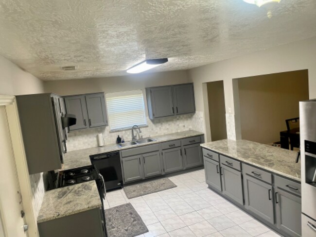 Building Photo - 1219 Lynn Ln