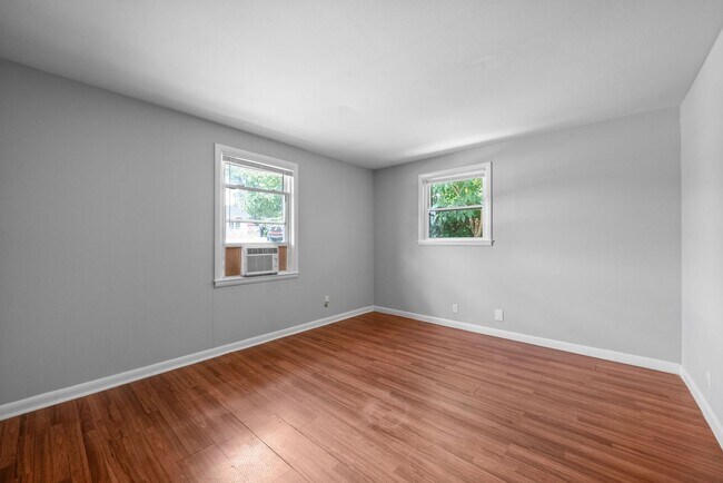Building Photo - 454 Circle Dr
