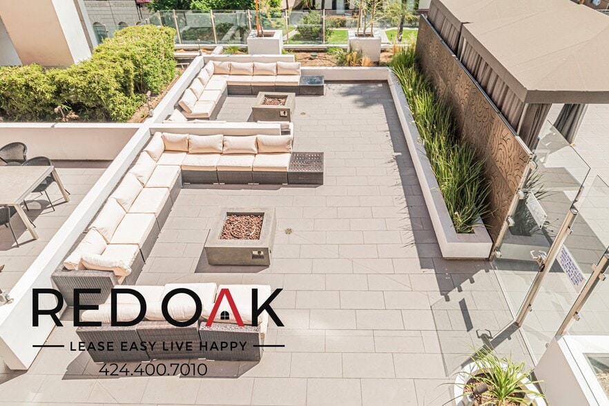 Building Photo - 453 S Kenmore Ave