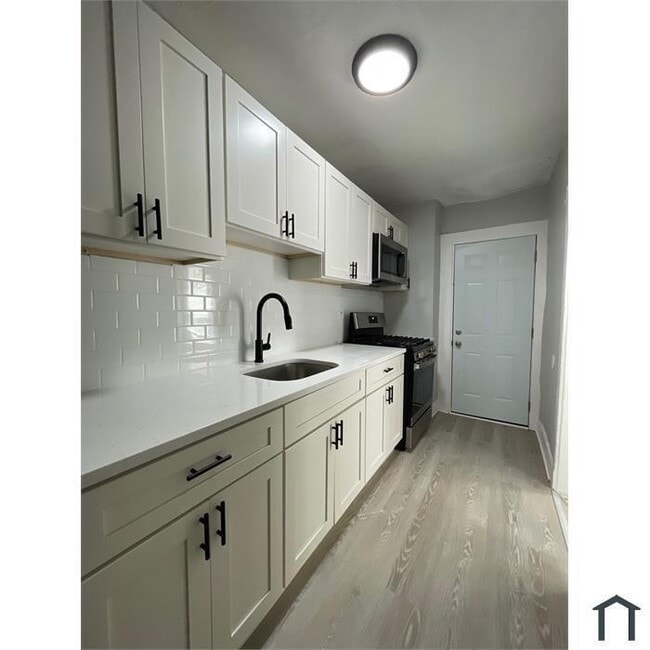 Building Photo - 3 Bedroom Completely rehabbed