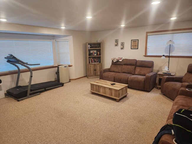 Building Photo - 3 BEDROOM HOME SOUTH SIDE OF SHELTON!