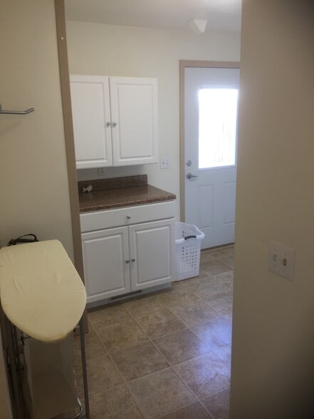 Building Photo - 1229 Parkhill Dr