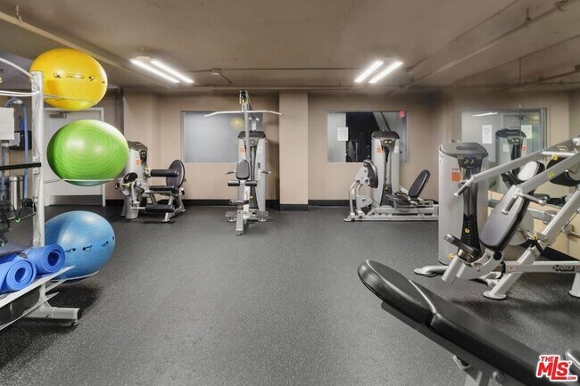 Building Photo - 10982 Roebling Ave