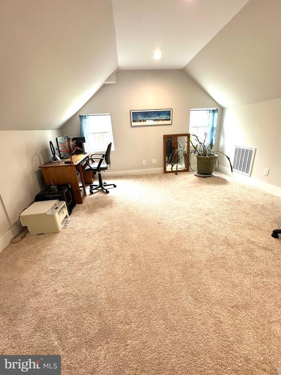 Building Photo - 842 E Cathedral Rd