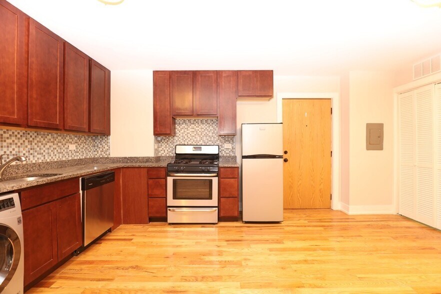 Building Photo - 555 W Arlington Pl