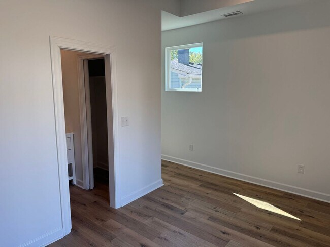 Building Photo - Brand new luxury townhome on the eastside. Section 8 approved!!!