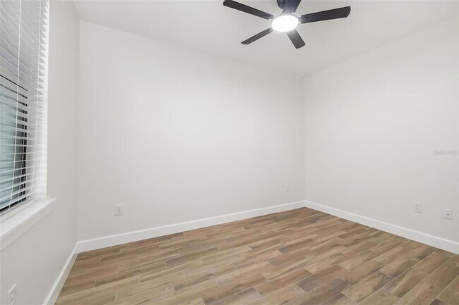 Building Photo - 118 Ruby Ave N