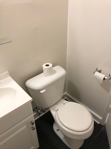 Building Photo - 647 Brooks Ave