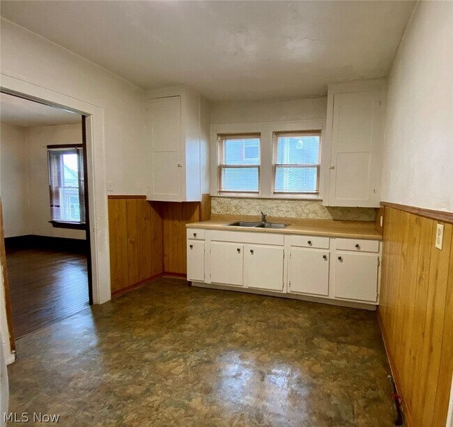 Building Photo - 400 Cloverdale Ave