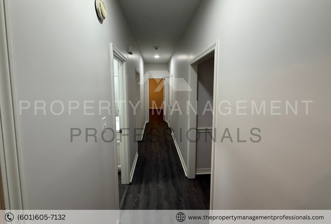 Building Photo - Renovated beauty near the country club and golf course!