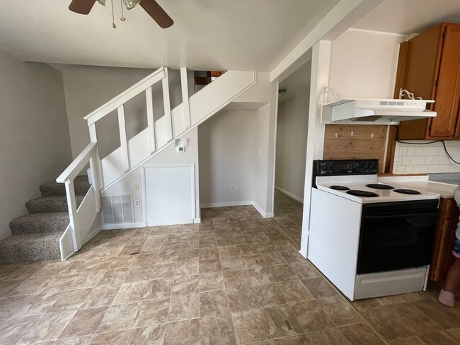 Building Photo - 3 Bedroom 1 Bath Second Floor Apartment