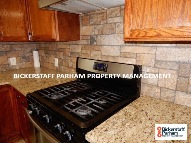 Building Photo - 4 Bedroom 2 Bath Located Off Of Double Chu...