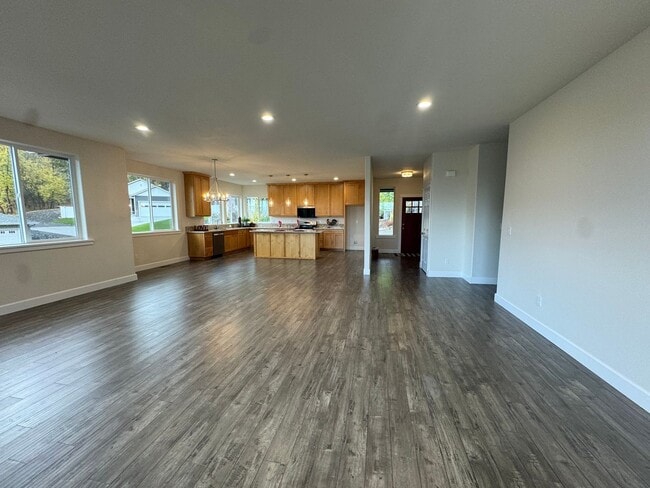 Building Photo - 581 NE Alameda Ave