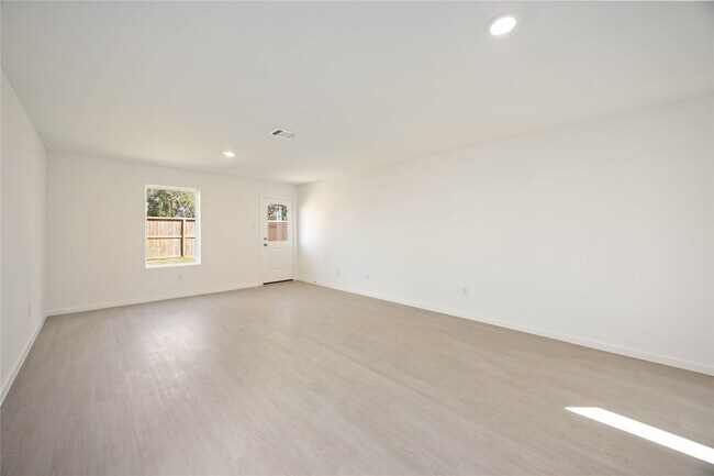 Building Photo - 905 Pertuso Ln