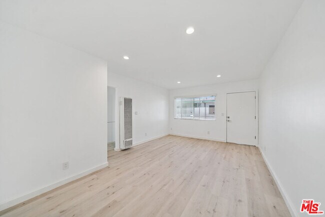 Building Photo - 252 S New Hampshire Ave