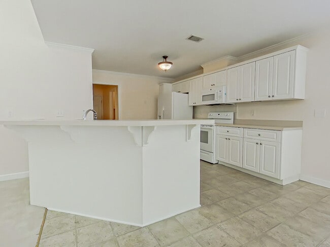 Building Photo - 615 Ventana Dr