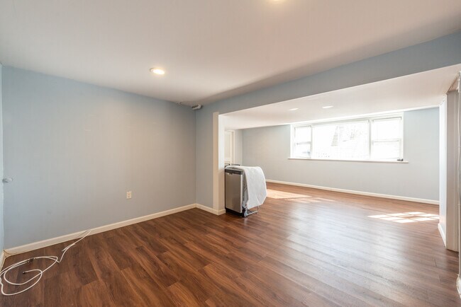 Building Photo - 18 Devon Dr