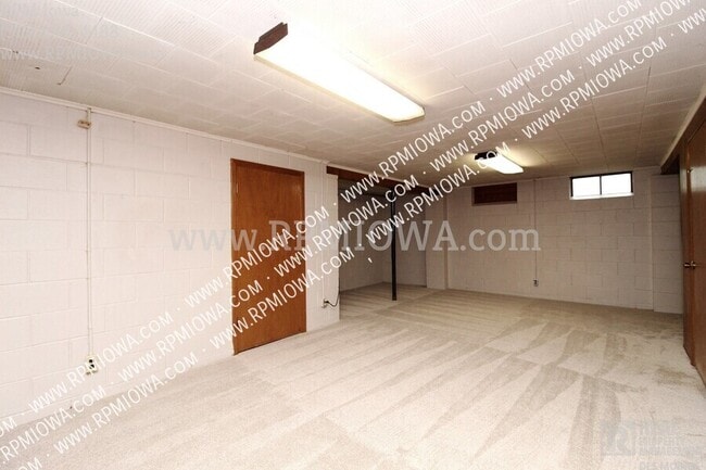 Building Photo - 4131 E 10th St